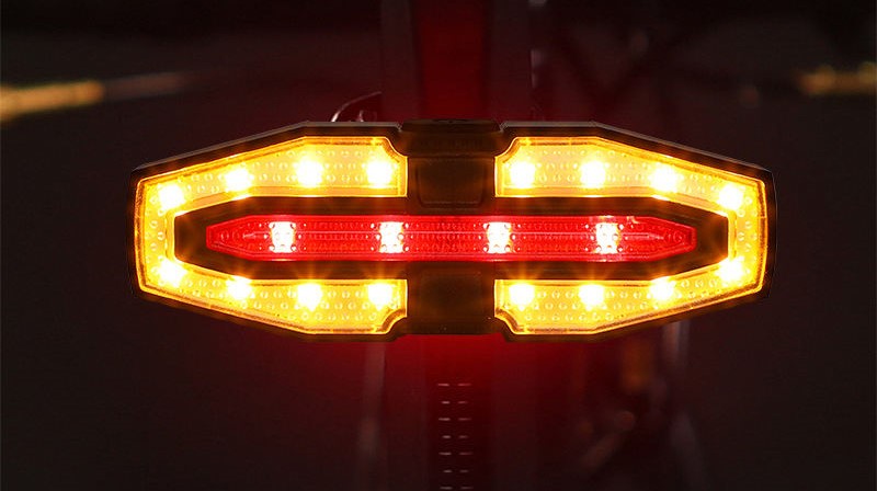Luz trasera con intermitentes y carga solar AES-027AB